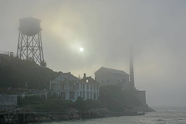 거대한 안개 동안 샌프란시스코의 알카트라즈 섬 - alcatraz island tourism san francisco bay area san francisco county 뉴스 사진 이미지
