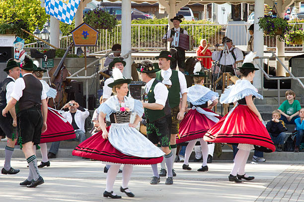 cittadini locali che eseguono la danza indossando abiti tradizionali bavaresi - leavenworth foto e immagini stock