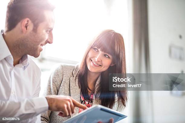 若いビジネスマンや実業家のオフィスでデジタル タブレットを使用して - タブレット端末のストックフォトや画像を多数ご用意 - タブレット端末, ビジネス, 女性