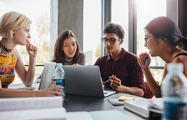 многорасовая молодежь, обучатся в библиотеке - computer student mixed race person multi ethnic group стоковые фото и изображения