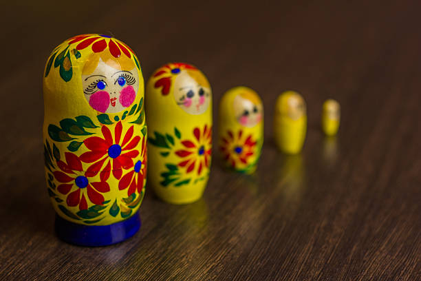 ロシアネスト人形、babushkas または matryoshkas - babushka russian nesting doll doll green ストックフォトと画像