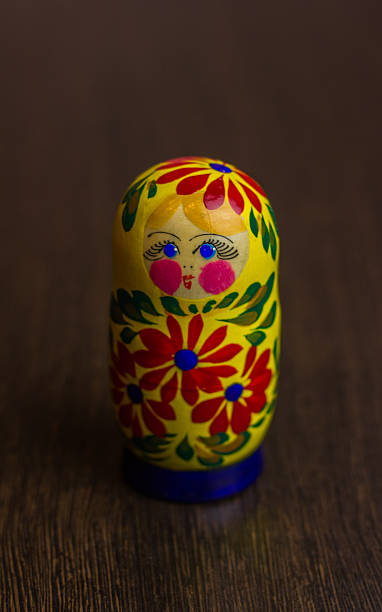 matryoshka 伝統的な木製の人形フィギュアセットネスト babooshka おもちゃ - babushka russian nesting doll doll green ストックフォトと画像