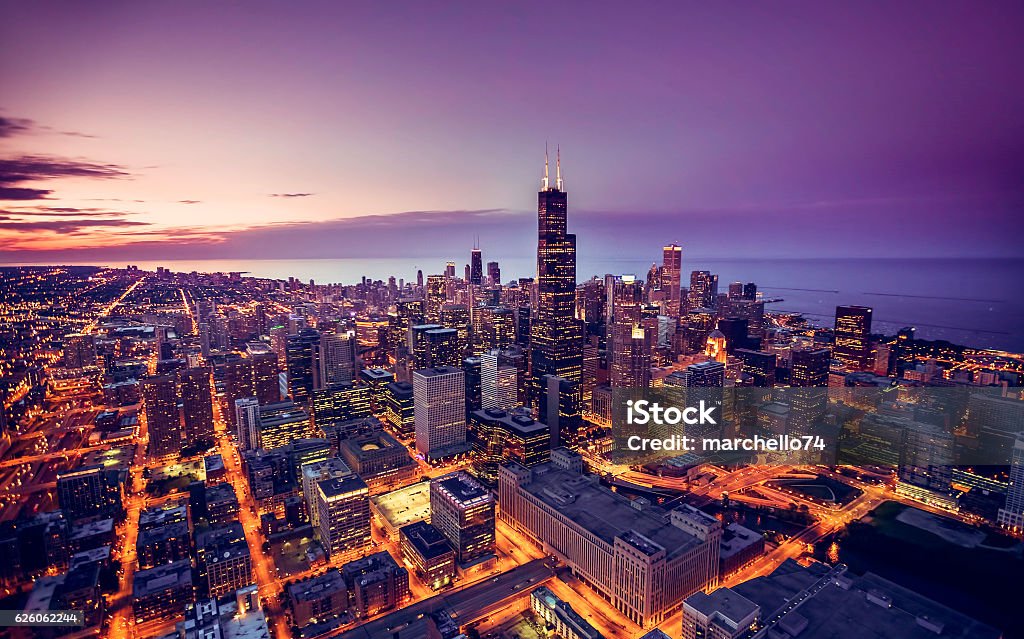 Chicago skyline vista aérea al atardecer  - Foto de stock de Chicago - Illinois libre de derechos