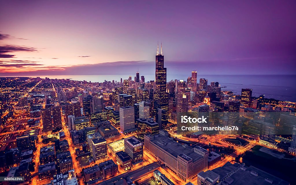 Veduta aerea di skyline di Chicago al crepuscolo  - Foto stock royalty-free di Chicago - Illinois
