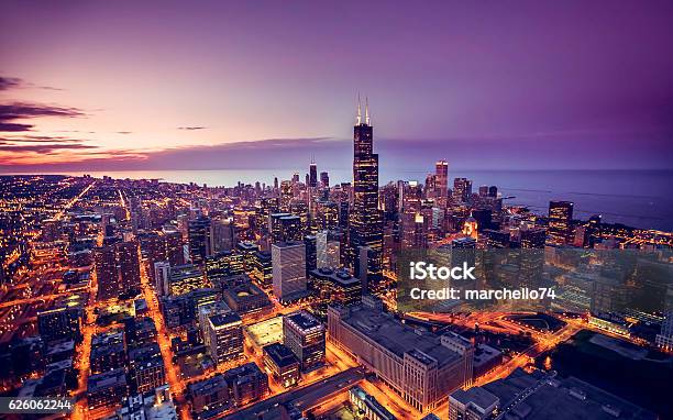 Veduta Aerea Di Skyline Di Chicago Al Crepuscolo - Fotografie stock e altre immagini di Chicago - Illinois - Chicago - Illinois, Notte, Orizzonte urbano