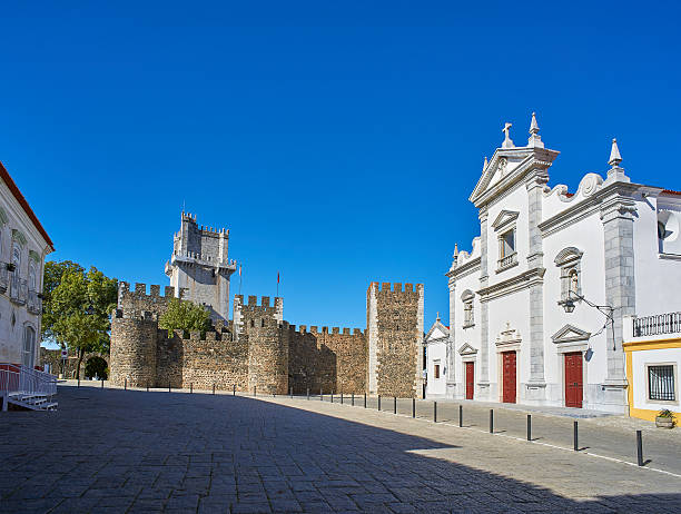 kathedrale von sao tiago maior und castelo de beja, portugal. - the ramparts stock-fotos und bilder