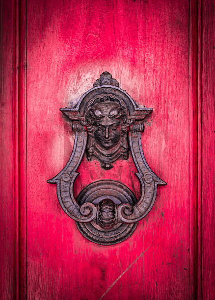 knoker della porta su una vecchia porta di legno rosso. - entrance door old ancient foto e immagini stock