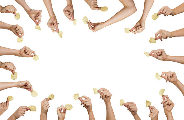 fichas de su celebración de la mano - patatas fritas tentempié fotografías e imágenes de stock