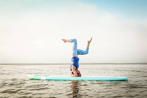 paddleboard zagłówek zgięte kolana - knees bent zdjęcia i obrazy z banku zdjęć