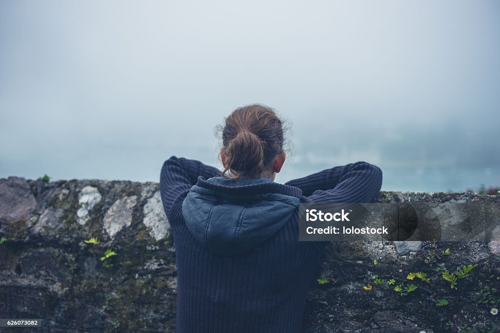 Junge Frau, die nebelnd ansieht - Lizenzfrei Betrachtung Stock-Foto