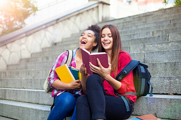 studenti all'aperto con libri - book child staircase steps foto e immagini stock