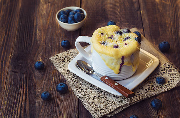 pastel casero de taza de muffin de arándanos - spoon napkin silverware white fotografías e imágenes de stock