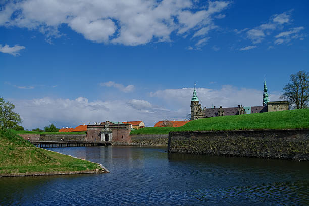 douves et porte d’entrée du château et de la forteresse de kronborg - kronborg castle photos et images de collection