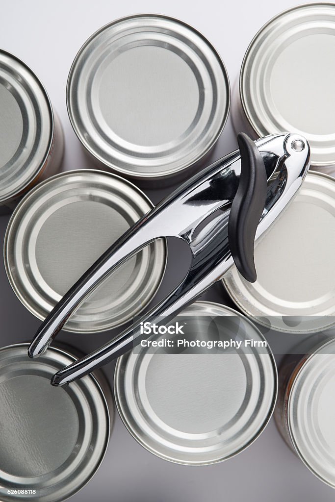 Toma aérea del abrelatas en latas de lata - Foto de stock de Abrelatas libre de derechos