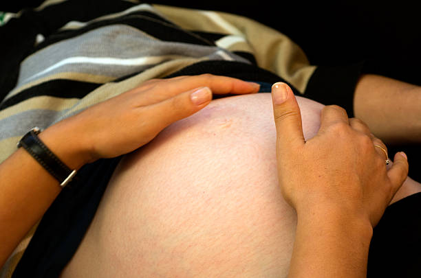 midwife checks baby heart beat and movement - human pregnancy midwife healthcare and medicine visit imagens e fotografias de stock