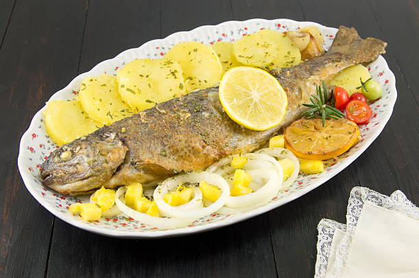 접시에 구운 송어를 볶은 - trout prepared fish whole grilled 뉴스 사진 이미지