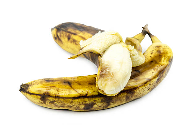 흰색 배경에 고립 된 검은 썩은 바나나 두 개 - banana rotting ripe above 뉴스 사진 이미지
