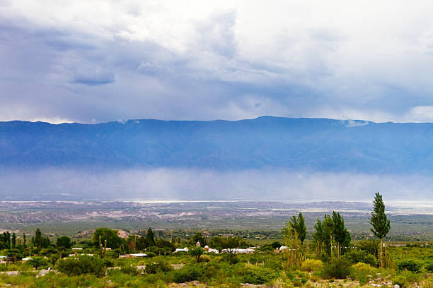 vista de valles calchaquíes con tormenta en las montañas - photography north america cactus plant fotografías e imágenes de stock