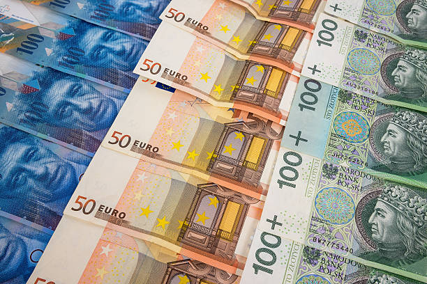 billets en euros pln et en chf - switzerland swiss currency chf euro symbol photos et images de collection