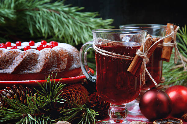 クリスマステーブルの設定。バントケーキと熟したワイン。 - plum fruit brandy ストックフォトと画像