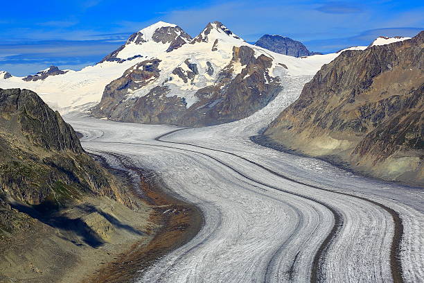 powyżej szczelin lodowca aletsch, eiger i monch, alpy szwajcarskie - eggishorn zdjęcia i obrazy z banku zdjęć