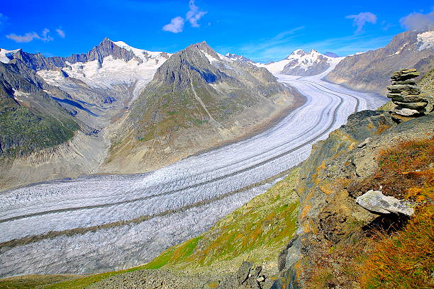 inukshuk powyżej aletsch lodowiec język szczeliny, valais, alpy szwajcarskie - eggishorn zdjęcia i obrazy z banku zdjęć