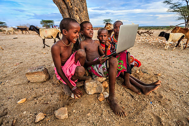 groupe de enfants africains se servant d'un ordinateur portable, kenya, afrique de l'est - global village photos et images de collection