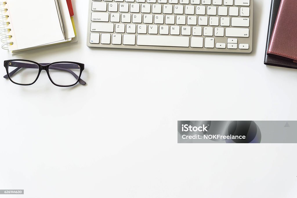 Table de bureau avec clavier d’ordinateur, - Photo de Bureau - Ameublement libre de droits