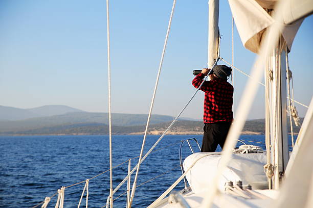 kapitän schaut durch fernglas - rope rigging nautical vessel day stock-fotos und bilder
