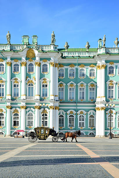 carruaje tirado por caballos frente al palacio de invierno - winter palace fotografías e imágenes de stock