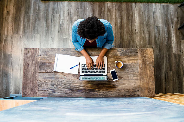 visualizzazione overhead di una donna che utilizza un computer - sopra foto e immagini stock