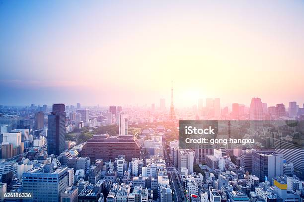 Photo libre de droit de Bâtiments Modernes À Tokyo Au Lever Du Soleil banque d'images et plus d'images libres de droit de Lever du soleil - Lever du soleil, Préfecture de Tokyo, Ville - Milieu urbain