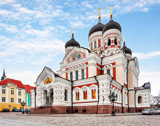 cattedrale di aleksandr nevskij nel centro storico di tallinn, estonia - tallinn foto e immagini stock