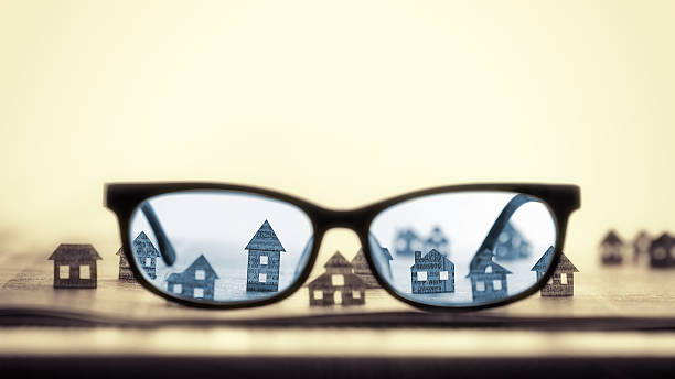 occhiali con case di carta - glasses stock market finance newspaper foto e immagini stock