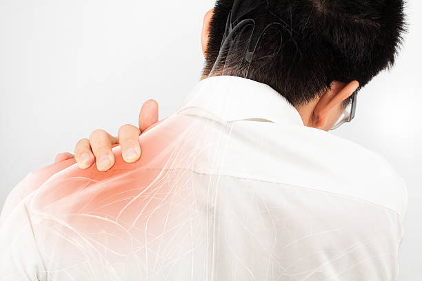 schultermuskelschmerzen - shoulder pain physical injury muscular build stock-fotos und bilder