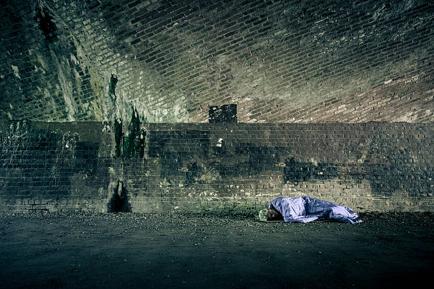 hombre caucásico sin hogar mayor que duerme a la intemperie al aire libre - brick wall homelessness wall begging fotografías e imágenes de stock