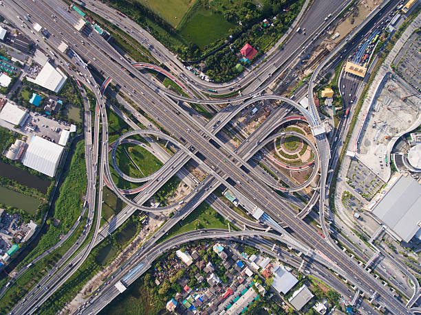 공중 보기에서 바쁜 고속도로 교차로 - aerial view mid air looking at view cityscape 뉴스 사진 이미지