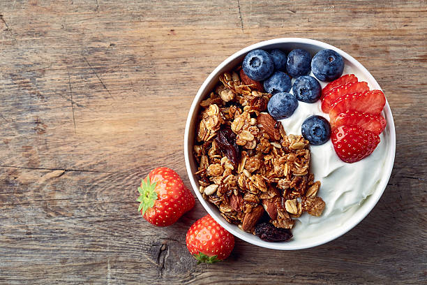 granola casera con yogur y bayas frescas - honey roasted nut fotografías e imágenes de stock