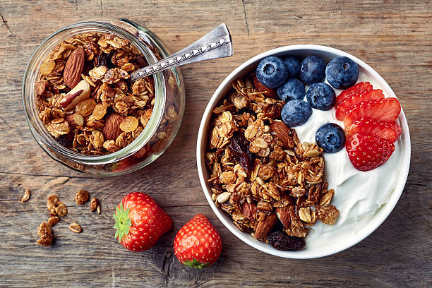 muesli fatti in casa con yogurt e bacche fresche - yogurt yogurt container strawberry spoon foto e immagini stock