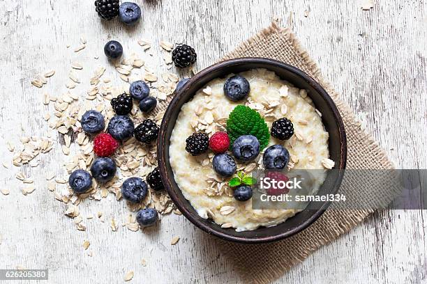 Porridge Di Farina Davena Con Bacche Mature - Fotografie stock e altre immagini di Farina d'avena - Farina d'avena, Porridge, Avena - Cereali da colazione