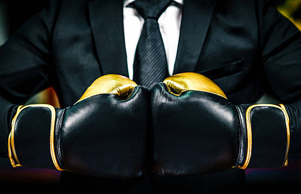 hombre de negocios con guantes de boxeo está listo para la batalla corporativa. - boxing caucasian men business fotografías e imágenes de stock