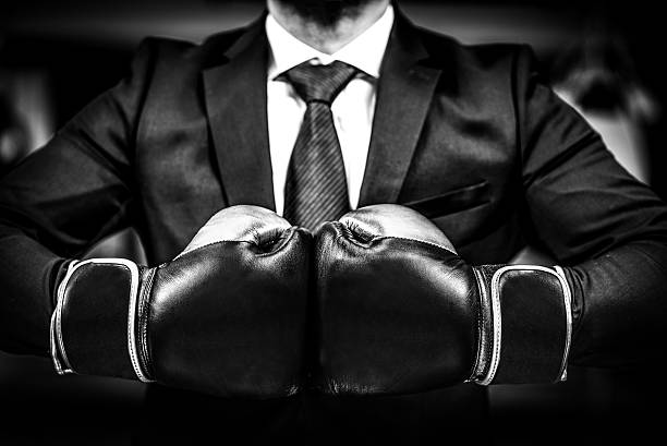 hombre de negocios con guantes de boxeo está listo para la batalla corporativa. - boxing caucasian men business fotografías e imágenes de stock