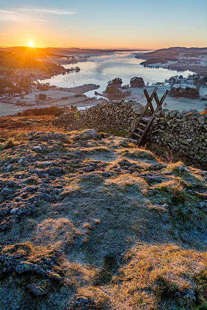 lever de soleil sur windermere, lake district, royaume-uni. - horizon over water england uk summer photos et images de collection