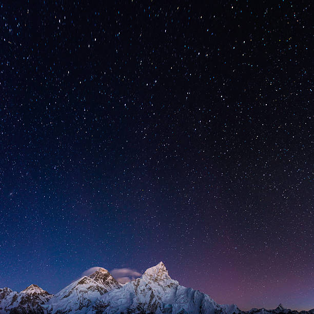 étoiles brillant au-dessus du sommet du mont everest sommet de l’himalaya sommets de la montagne népal - khumbu photos et images de collection