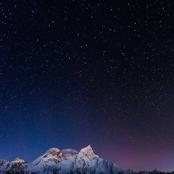エベレスト山頂ヒマラヤ山頂ネパールの頂上の上に輝く星 - alpenglow ストックフォトと画像