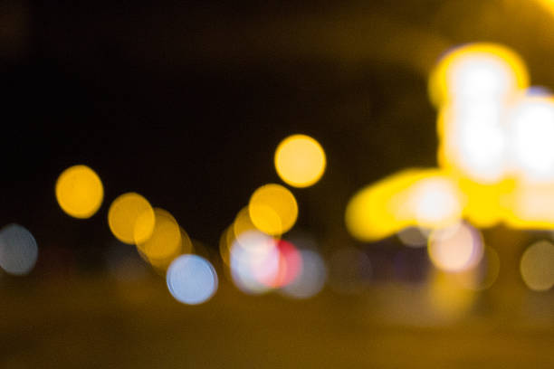 feux des voitures de circulation routière sur le fond flou de la ville - traffic blurred motion multiple lane highway night photos et images de collection