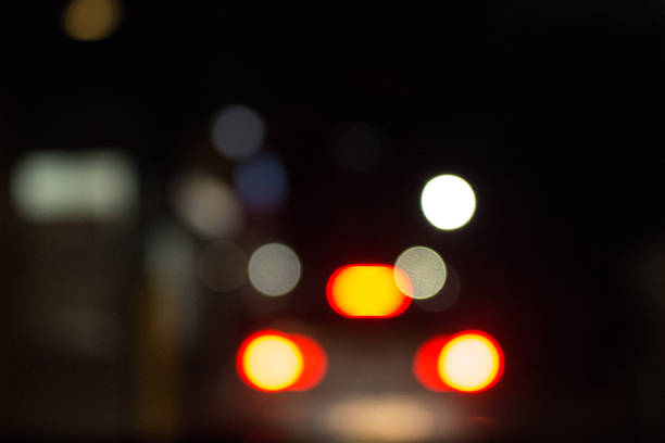 światła samochodów drogowych na tle miasta rozmyte tło - land vehicle multiple lane highway driving traffic zdjęcia i obrazy z banku zdjęć