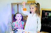 kinder-machen-wissenschaftliche-experimente.jpg?b=1&s=170x170&k=20&c=C65-Iy_qlLzqXKA_sFj_9WOpVHwNA5rZ_-PFITtLgkc=