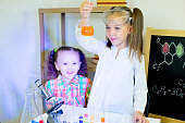kinder-machen-wissenschaftliche-experimente.jpg?b=1&s=170x170&k=20&c=4A_itYDIuZy7pVxgOtahpeYoFHAWpCp7bp2wlRdMb6M=