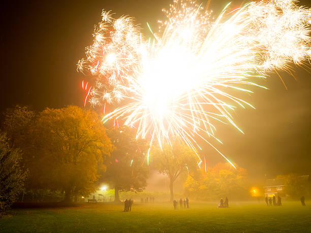 explosão de fogos de artifício - fireball big bang fire exploding - fotografias e filmes do acervo